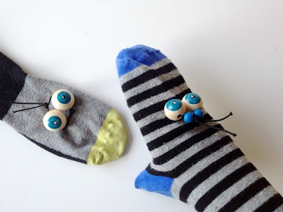 schaeresteipapier: Handpuppen mit Socken und Kulleraugen